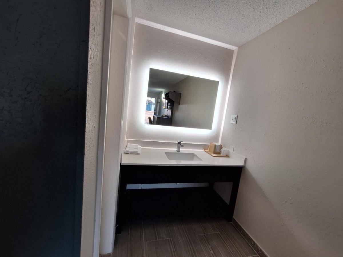 Budget Inn — photo 14