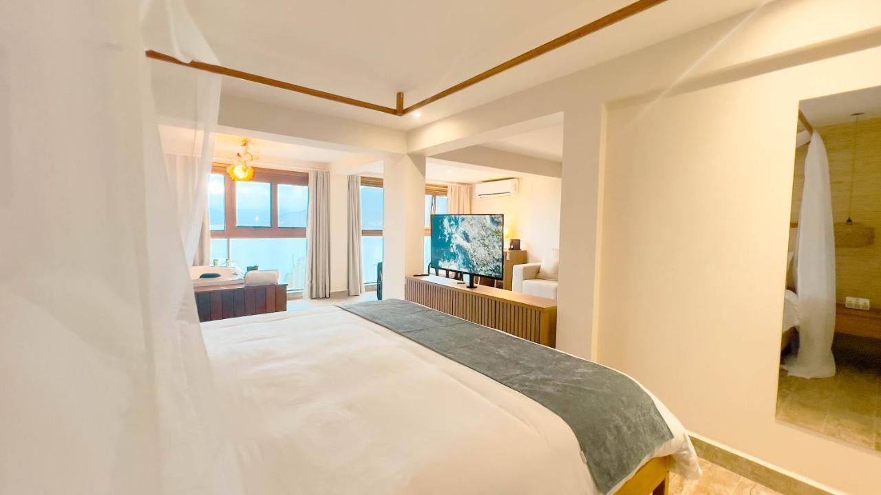 Catalina Hotel photo