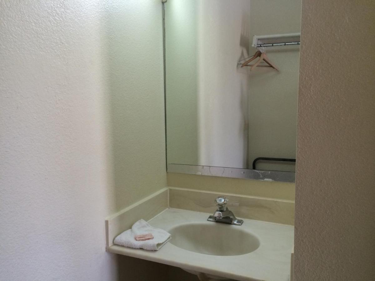 Red Carpet Inn — photo 3