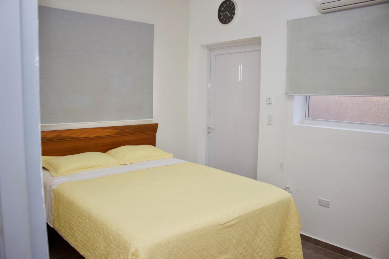 1 Bed Apartment Sleeps 2 - Pool Balcony Parking - 2