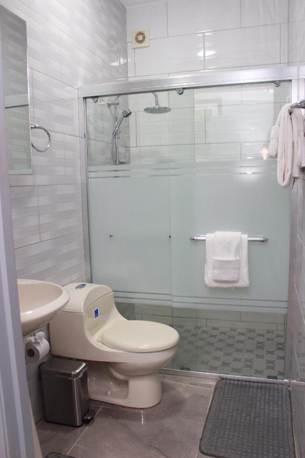 1 Bed Apartment Sleeps 2 - Pool Parking Wifi - 3