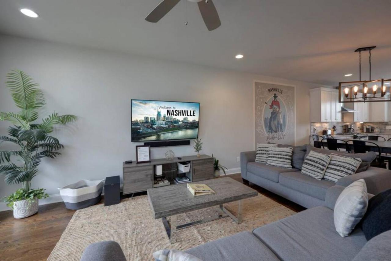 WeHo Nashville Home, Geodis Park, Mini-Golf, Arcade, 10min to Downtown! Sleeps 10! - 5