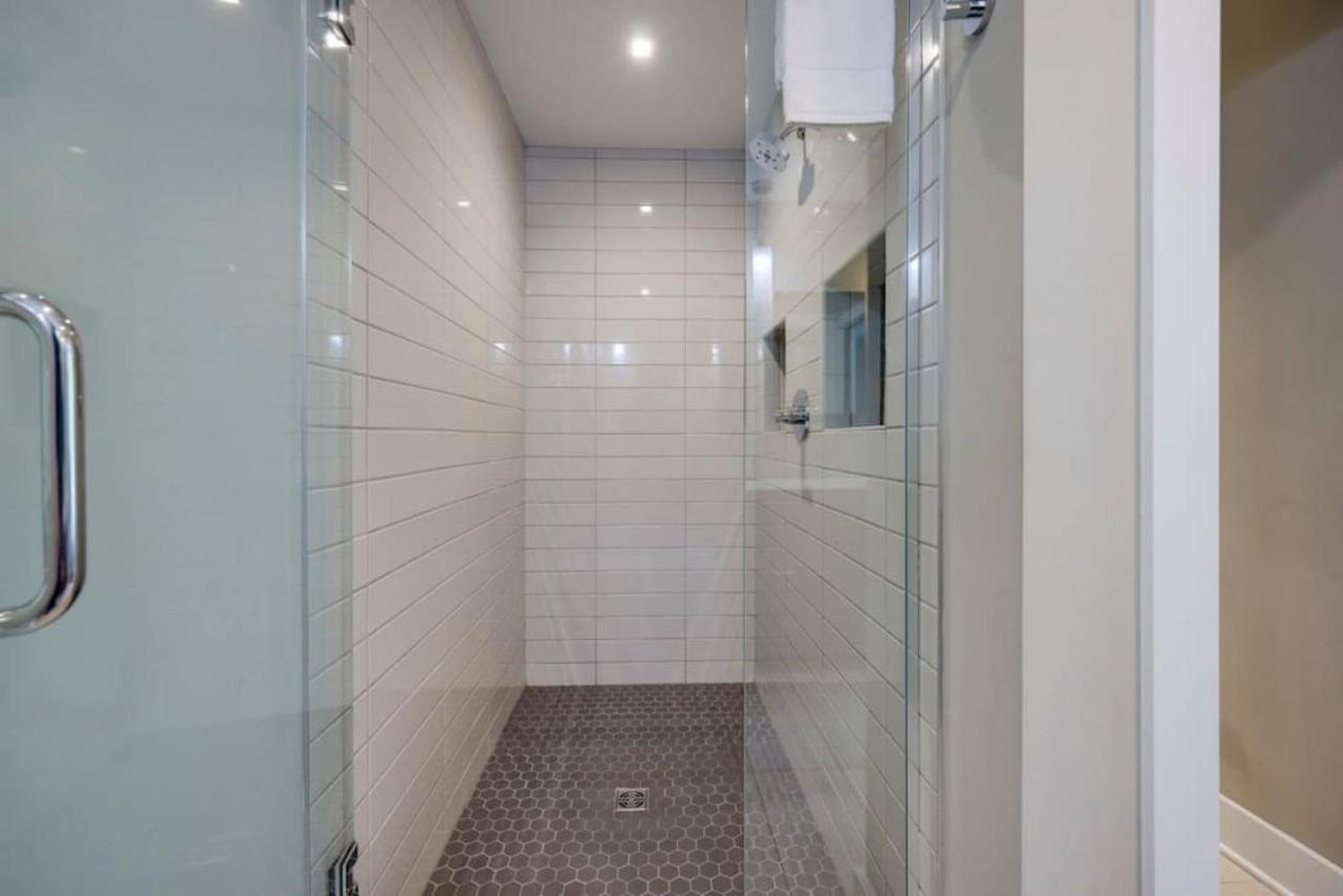 Modern Townhome, Large Game Room, 10min to Downtown! Sleeps 10! - 2