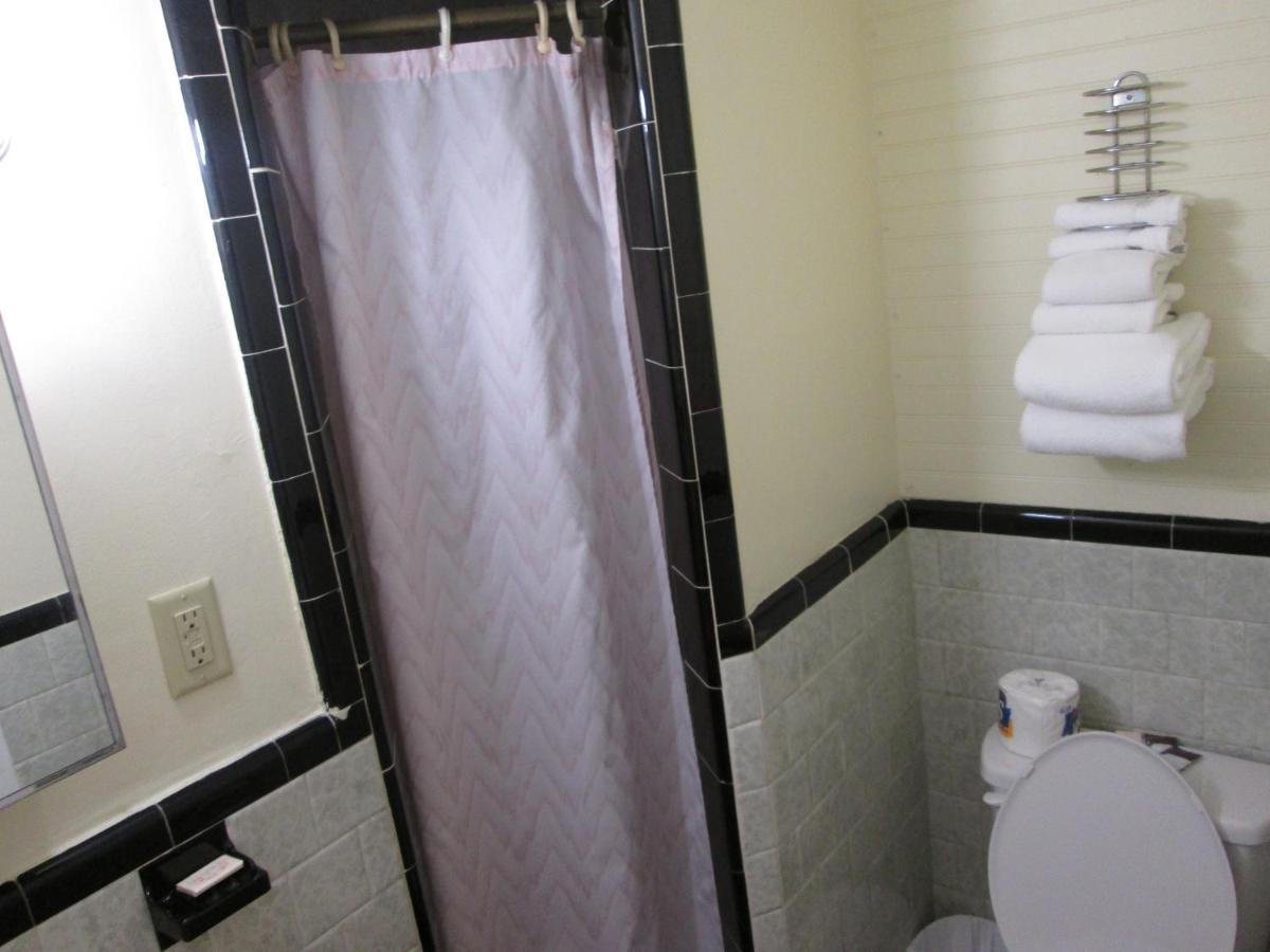 Royale Coach Motor Lodge — photo 21