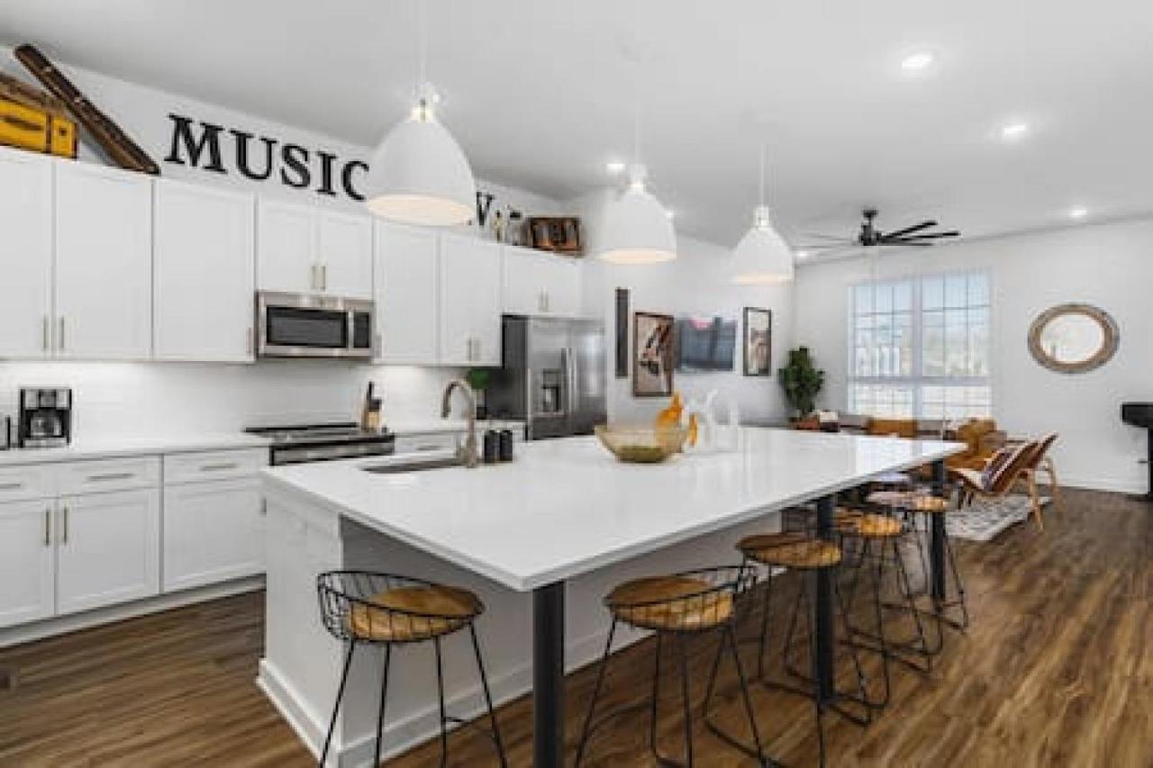 Rooftop Deck Patio and Garage Walk to Restaurants Coffee Brewery - 2