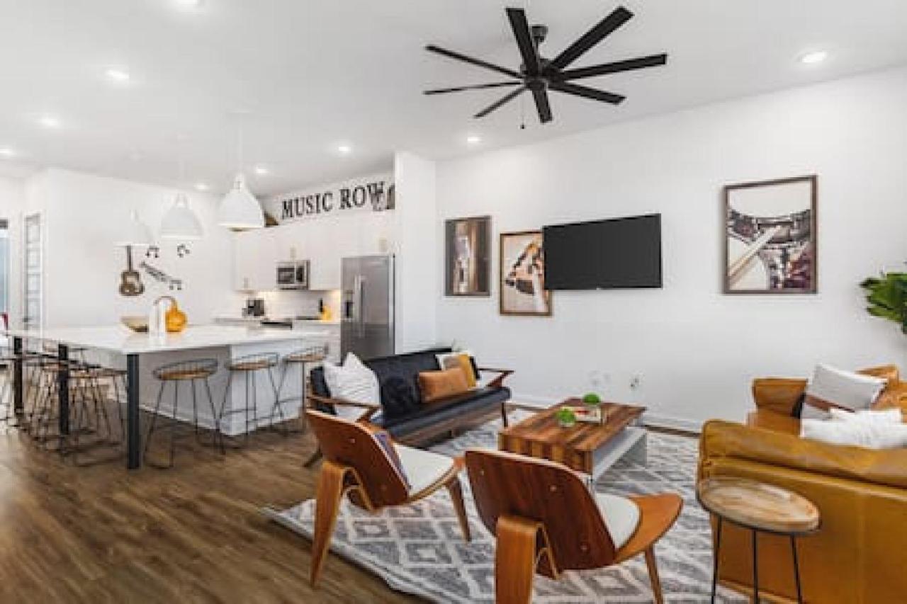 Rooftop Deck Patio and Garage Walk to Restaurants Coffee Brewery - 3