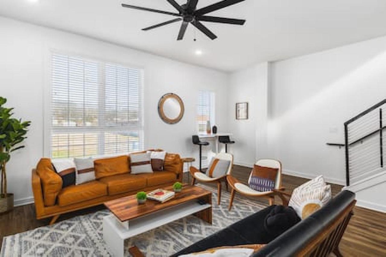 Rooftop Deck Patio and Garage Walk to Restaurants Coffee Brewery - 5