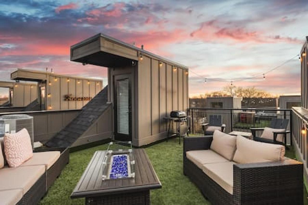 Large Patio, Rooftop Deck and Garage, 3 Miles to Broadway - 2