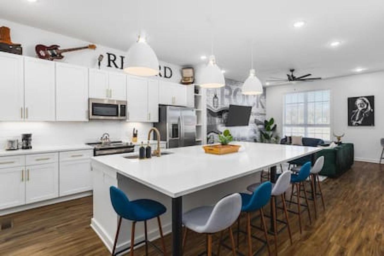 Large Patio, Rooftop Deck and Garage, 3 Miles to Broadway - 3