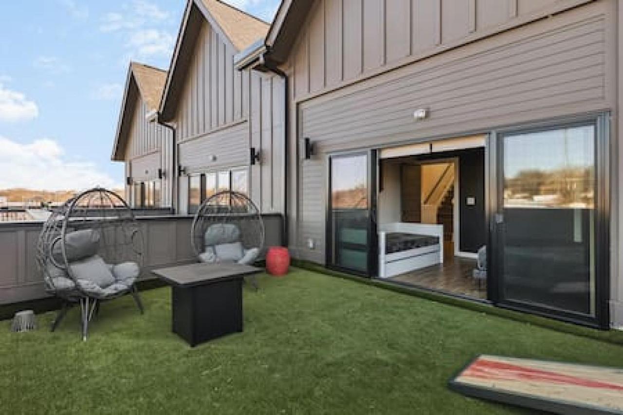 Large Patio, Rooftop Deck and Garage, 3 Miles to Broadway - 5