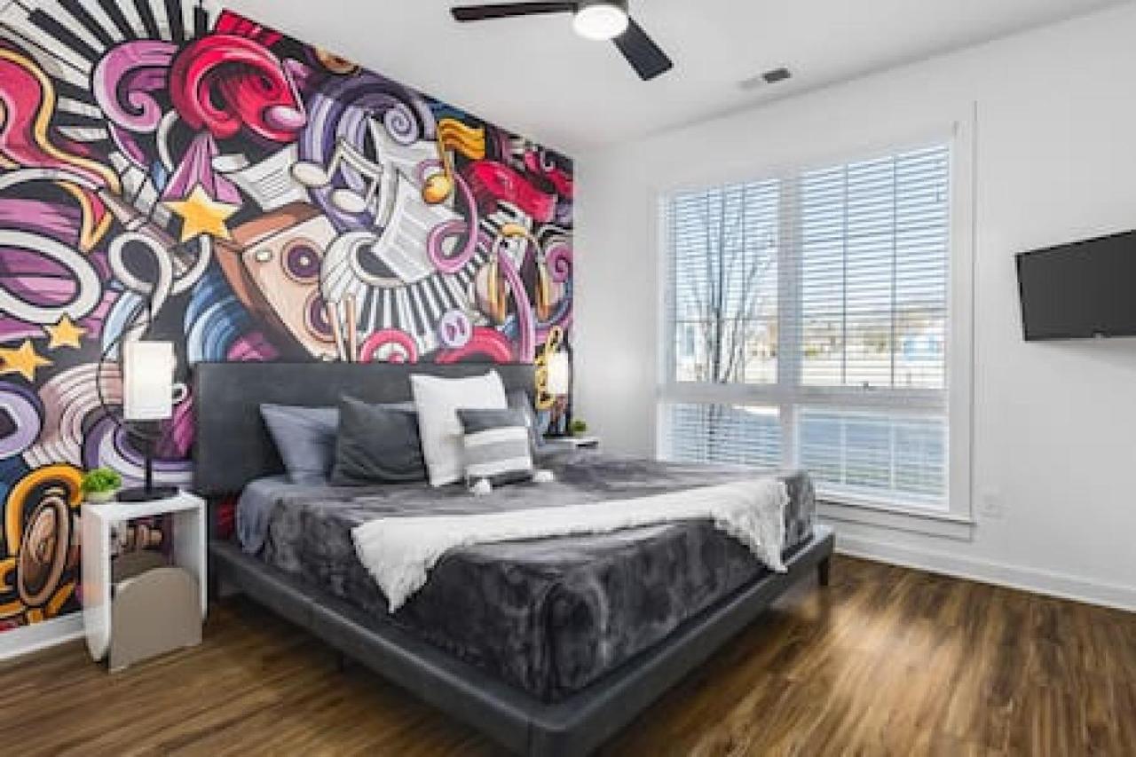 Large Patio, Rooftop Deck and Garage, 3 Miles to Broadway - 4