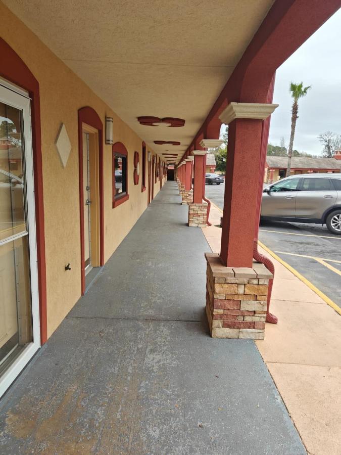 Deluxe Inn — photo 6