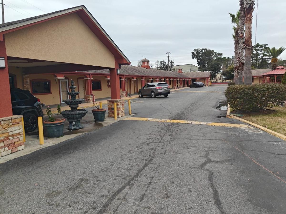 Deluxe Inn — photo 7