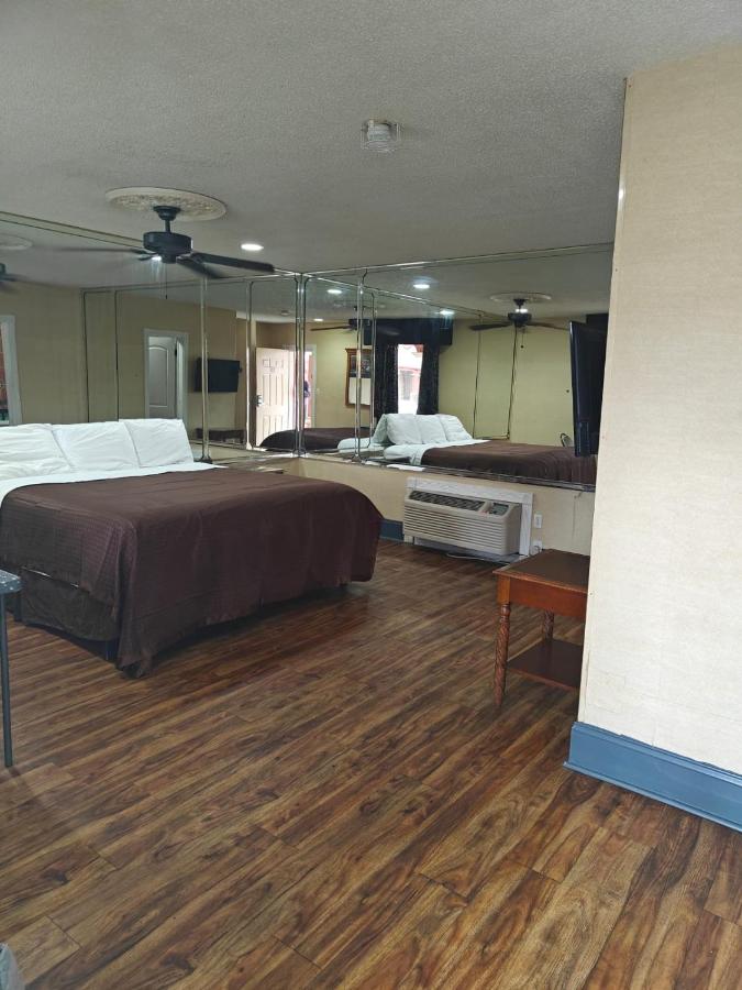 Deluxe Inn — photo 9
