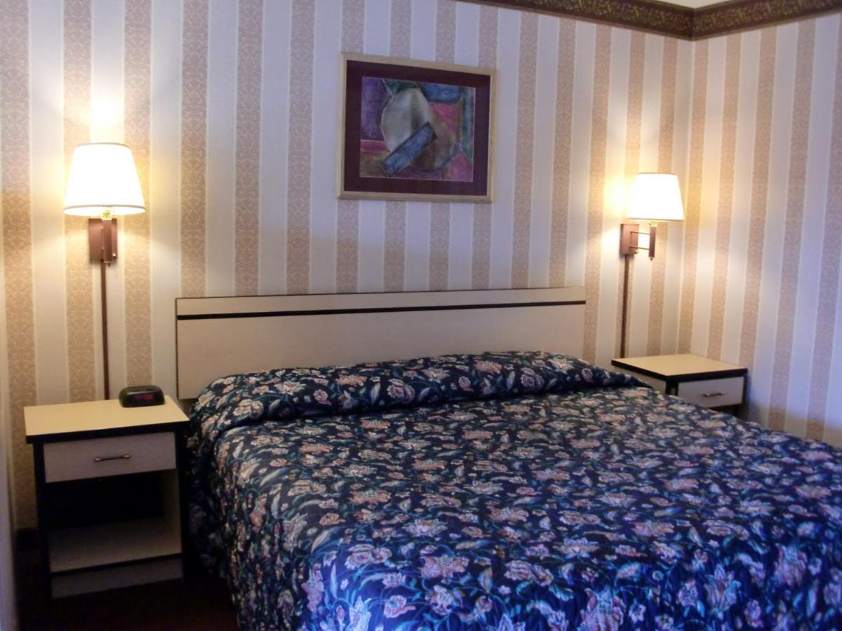 TravelStar Inn & Suites — photo 13