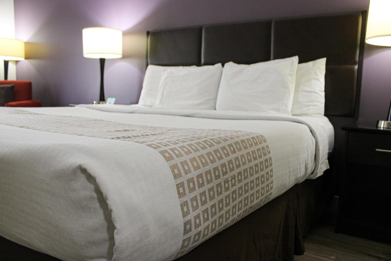 Parkwood Inn & Suites — photo 10
