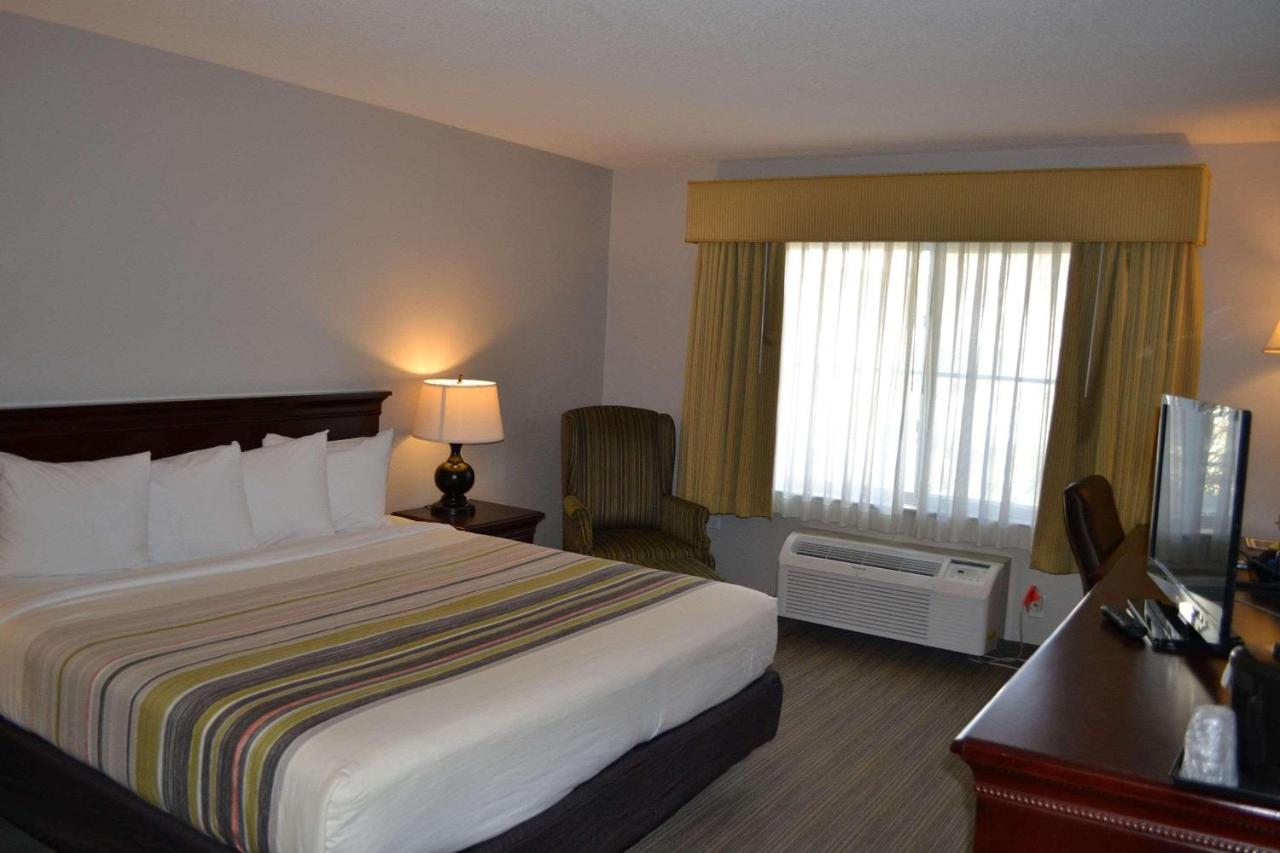 Hollywood Inn & Suites — photo 11