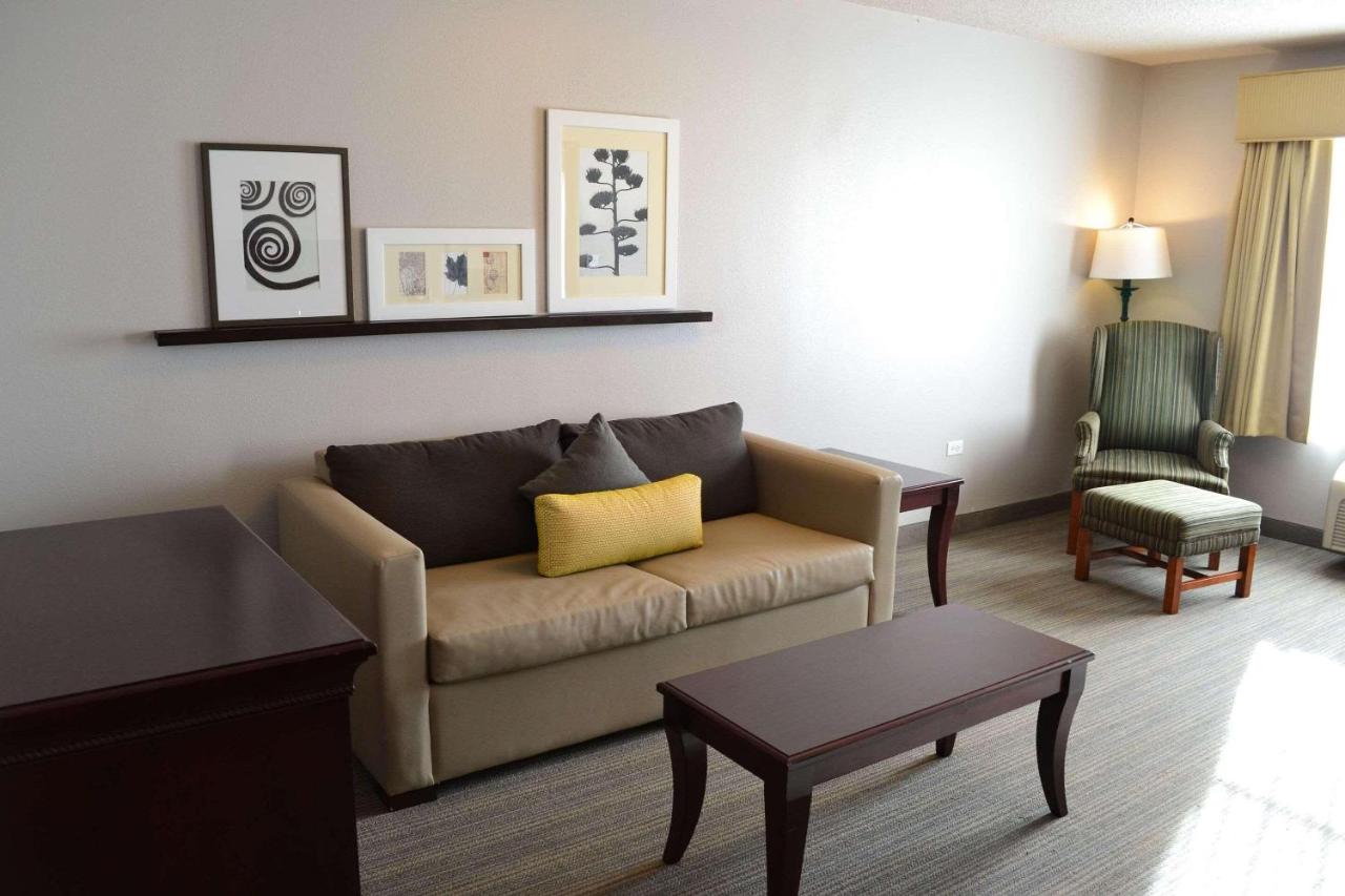 Hollywood Inn & Suites — photo 12