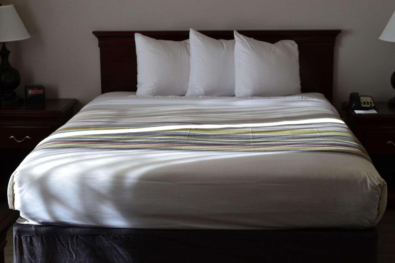 Hollywood Inn & Suites — photo 15