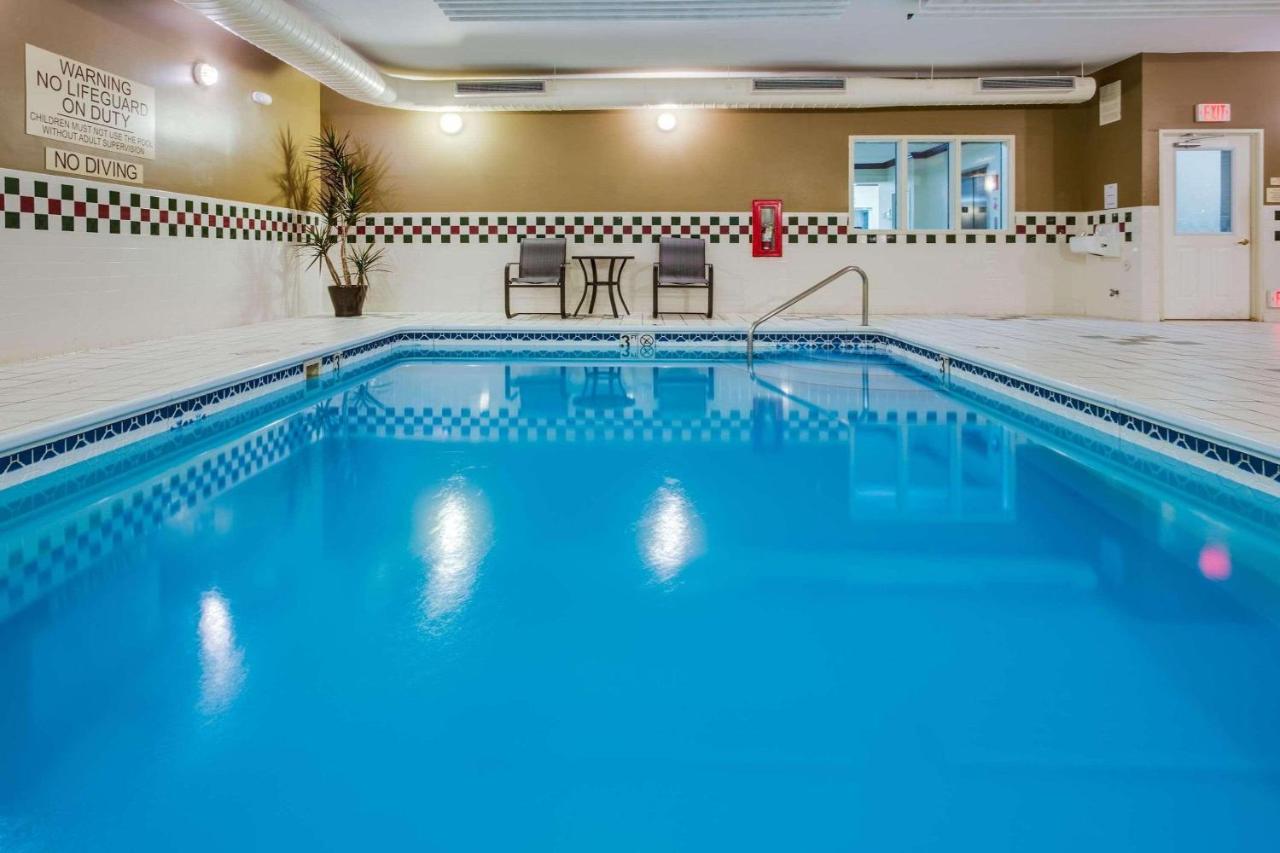 Hollywood Inn & Suites — photo 17
