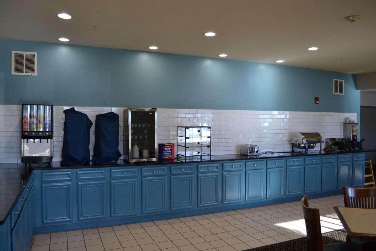 Hollywood Inn & Suites — photo 20