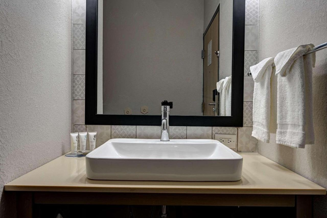 Pierre Inn & Suites — photo 8
