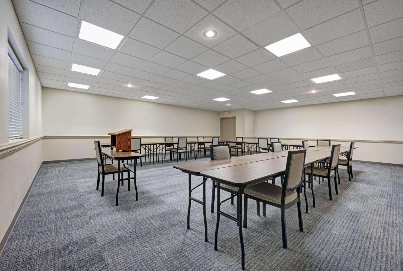 Pierre Inn & Suites — photo 15