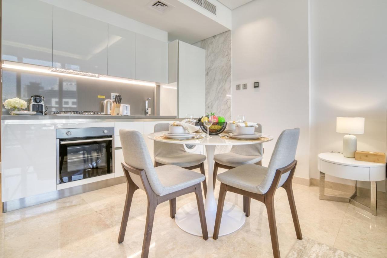 Canal-View Serenity: Modern Studio in Sterling - 3