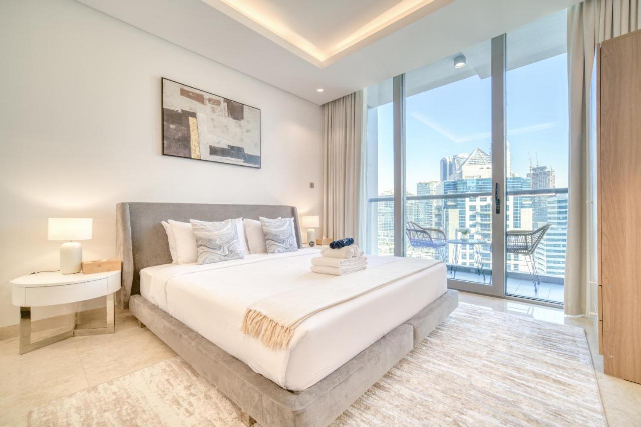 Canal-View Serenity: Modern Studio in Sterling - 2