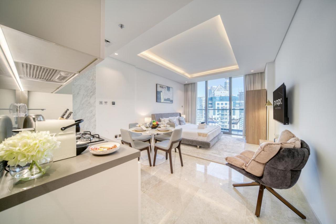 Canal-View Serenity: Modern Studio in Sterling - 5