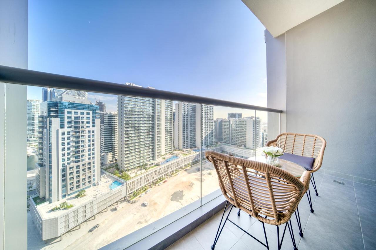 Canal-View Serenity: Modern Studio in Sterling - 4