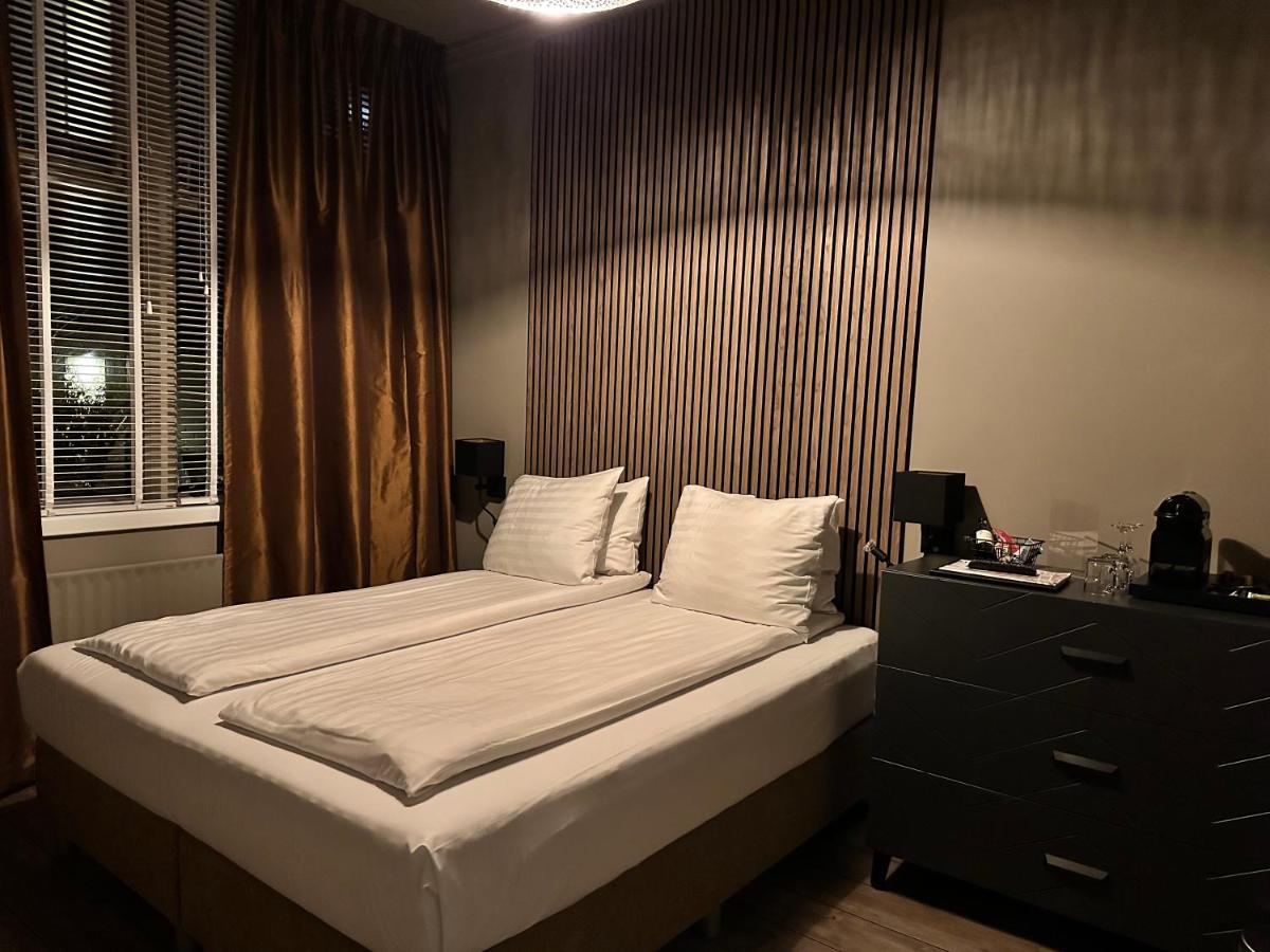 Een bed of bedden in een kamer bij Hotel Buren