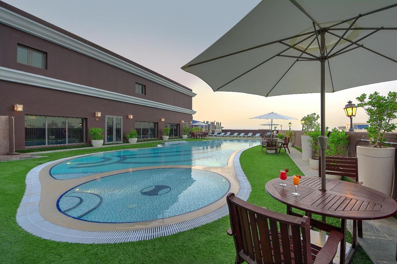 Rooftop swimming pool: Royal Ascot Hotel