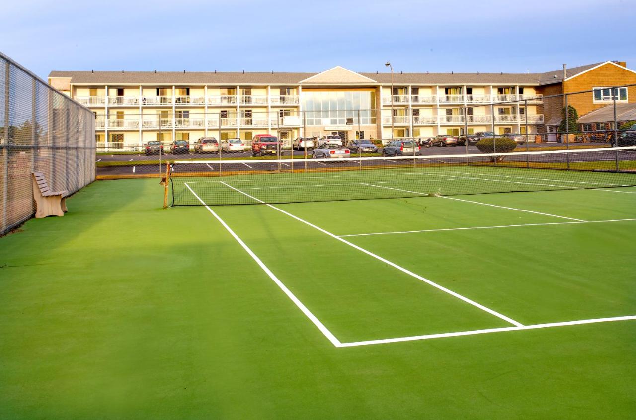 Tennis court: Sandcastle Resort