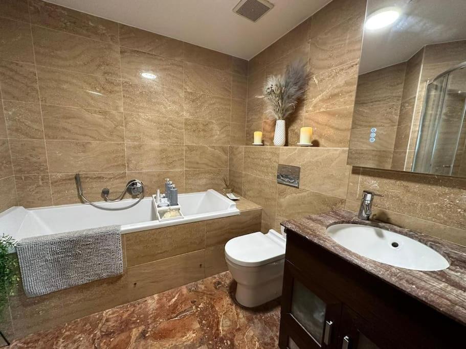 Bright Ocean Village Apartment