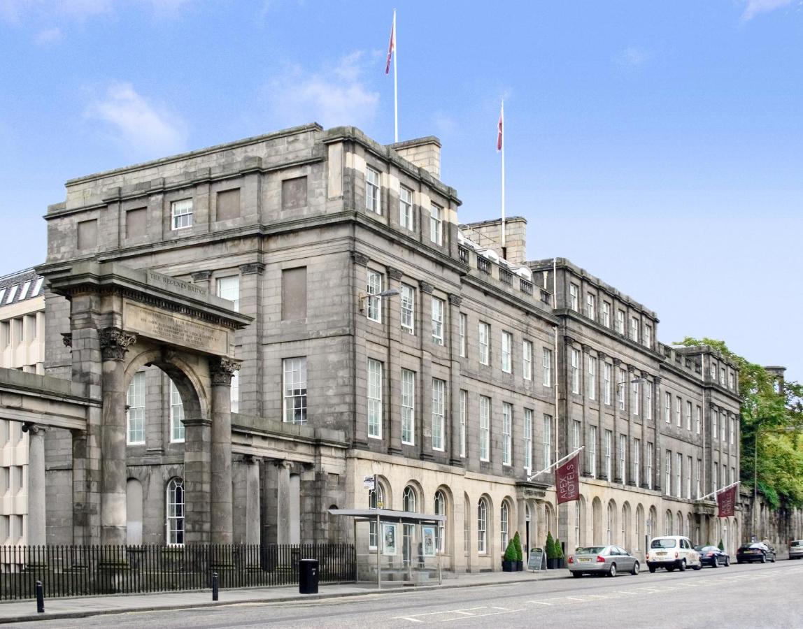 Apex Waterloo Place Hotel in Edinburgh - Gucci Authentique 2021 : Rayures Audacieuses, Sophistication Intemporelle en Soie et Laine