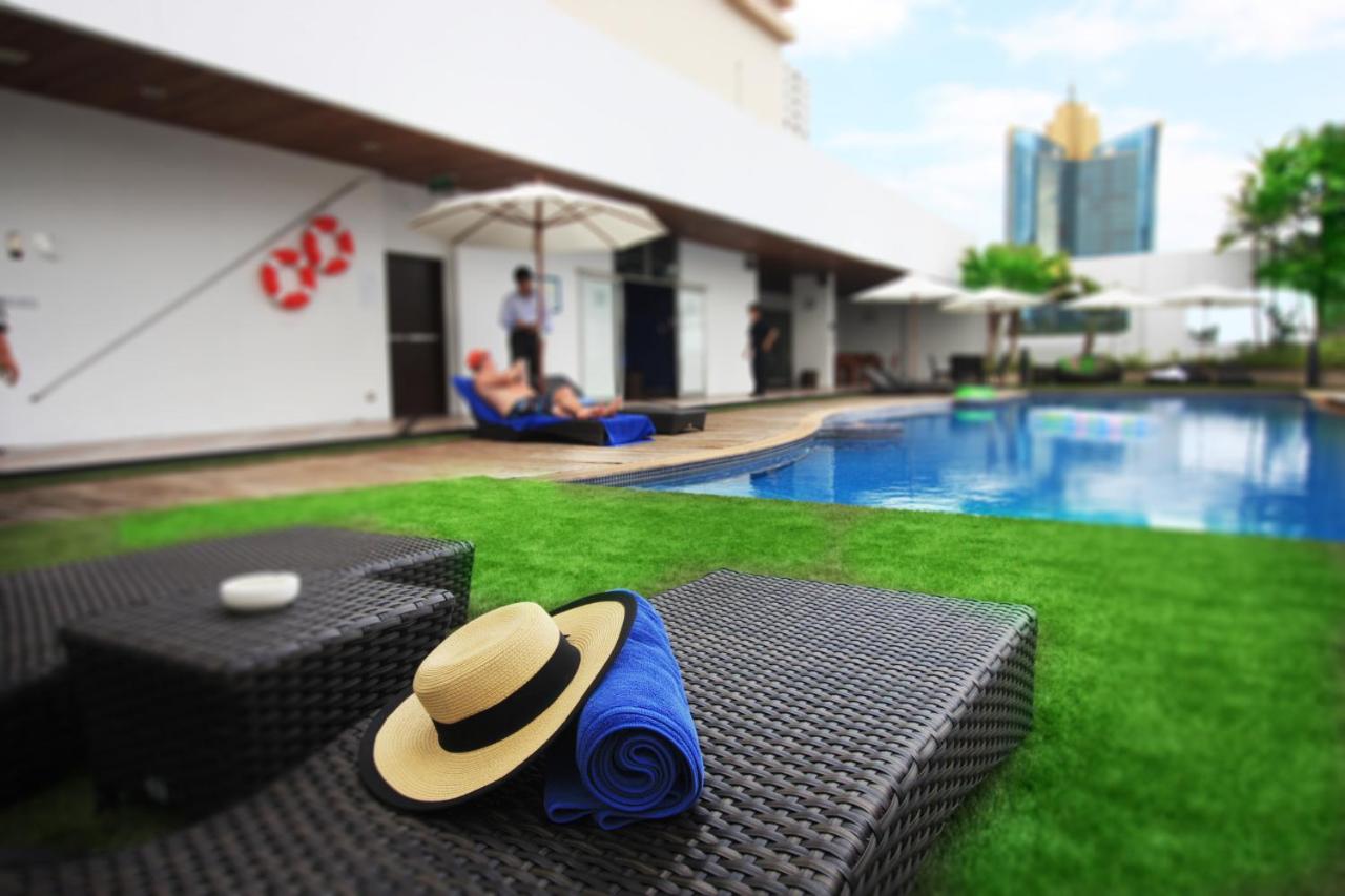 Rooftop swimming pool: Grand Mercure Bangkok Asoke Residence