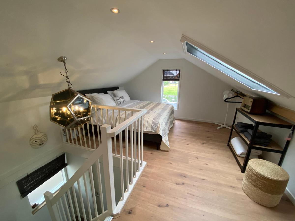 Een bed of bedden in een kamer bij Boerderijlodge met hottub
