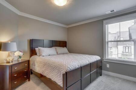 Spacious 4 King Room Belmont Home 2 Living Rooms Walk to Belmont & Vanderbilt Large Dining Table Smart TVs Parking 24 Hr Hospitality Near Music Row & The Gulch 2 miles to Broadway - 5