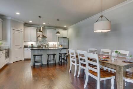 Spacious 4 King Room Belmont Home 2 Living Rooms Walk to Belmont & Vanderbilt Large Dining Table Smart TVs Parking 24 Hr Hospitality Near Music Row & The Gulch 2 miles to Broadway - 4