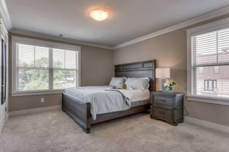 Spacious 4 King Room Belmont Home 2 Living Rooms Walk to Belmont & Vanderbilt Large Dining Table Smart TVs Parking 24 Hr Hospitality Near Music Row & The Gulch 2 miles to Broadway - 3