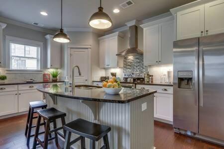 Spacious 4 King Room Belmont Home 2 Living Rooms Walk to Belmont & Vanderbilt Large Dining Table Smart TVs Parking 24 Hr Hospitality Near Music Row & The Gulch 2 miles to Broadway - 2