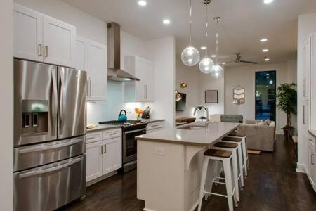 Modern 3BR with Garage, Rooftop, Hot Neighborhood 10 Mins to Broadway, 24 Hour Hospitality Team, Perfect for Groups - 3