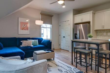 Nashville Townhouse - Walk to Food, Near Downtown!