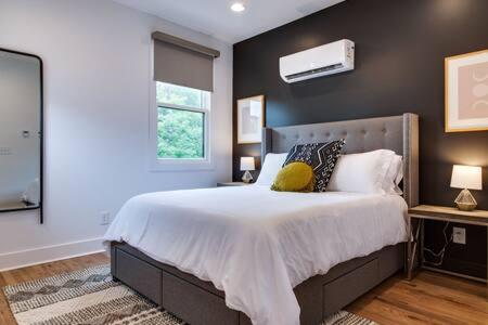 Modern East Nashville Retreat, Walk to Local Faves, Cozy Living Space, Smart TVs & Fast WiFi, Full Kitchen, Garage & Workspace, Steps to Mas Tacos & Rosepepper, 10 Min to Broadway & Nissan Stadium, 24 Hr Hospitality - 3