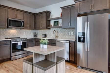 Modern East Nashville Retreat, Walk to Local Faves, Cozy Living Space, Smart TVs & Fast WiFi, Full Kitchen, Garage & Workspace, Steps to Mas Tacos & Rosepepper, 10 Min to Broadway & Nissan Stadium, 24 Hr Hospitality - 2