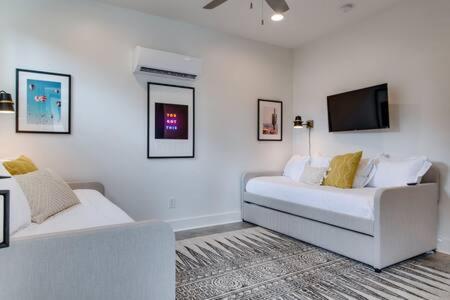 Modern East Nashville Retreat, Walk to Local Faves, Cozy Living Space, Smart TVs & Fast WiFi, Full Kitchen, Garage & Workspace, Steps to Mas Tacos & Rosepepper, 10 Min to Broadway & Nissan Stadium, 24 Hr Hospitality - 4