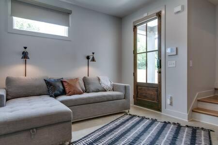 Modern East Nashville Townhome & Garage - 5