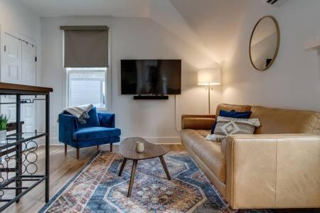 Stylish East Nash Townhouse, Walk to Favorite Eats, Cozy Den, Workspace, Smart TVs and Fast WiFi, Full Kitchen, Garage and 24 Hr Hospitality, Near Mas Tacos, Rosepepper and Five Points, 10 Min to Broadway