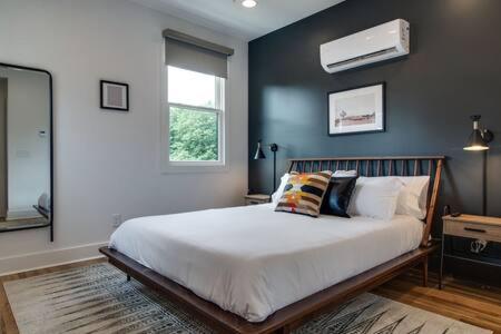 Stylish East Nash Townhouse, Walk to Favorite Eats, Cozy Den, Workspace, Smart TVs and Fast WiFi, Full Kitchen, Garage and 24 Hr Hospitality, Near Mas Tacos, Rosepepper and Five Points, 10 Min to Broadway - 2